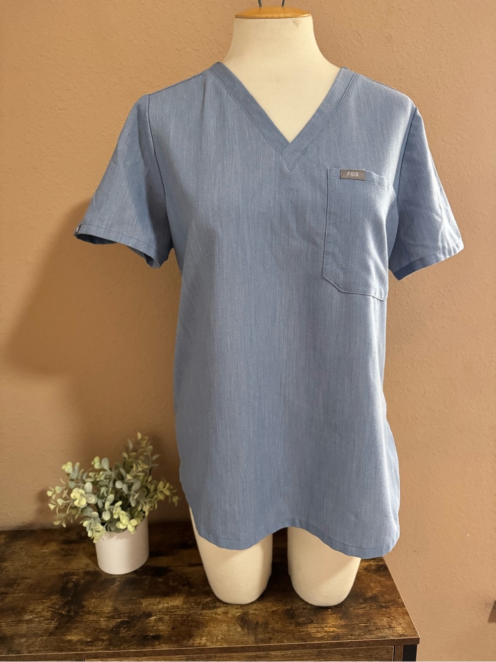Figs Women’s V‑Neck Scrub Top in Light Blue